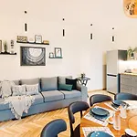 Elvis Apartment/11 Beds/6 Bedrooms/riga Old Town * Рига
