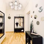 Elvis Apartment/11 Beds/6 Bedrooms/riga Old Town ريغا