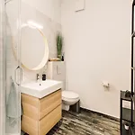 Elvis Apartment/11 Beds/6 Bedrooms/riga Old Town شقة ريغا