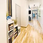 Elvis Apartment/11 Beds/6 Bedrooms/riga Old Town شقة