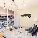 Elvis Apartment/11 Beds/6 Bedrooms/riga Old Town شقة