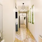 Elvis Apartment/11 Beds/6 Bedrooms/riga Old Town شقة