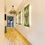Elvis Apartment/11 Beds/6 Bedrooms/riga Old Town شقة ريغا