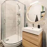 Elvis Apartment/11 Beds/6 Bedrooms/riga Old Town شقة *