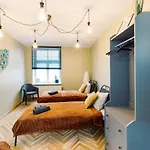 Elvis Apartment/11 Beds/6 Bedrooms/riga Old Town شقة