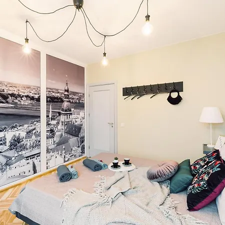 Elvis Apartment/11 Beds/6 Bedrooms/riga Old Town Appartamento