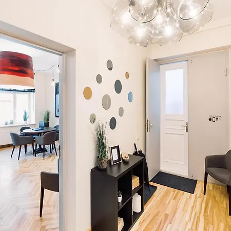 Elvis Family&Group Apartment 6 Bedrooms Riga Old Town Apartment