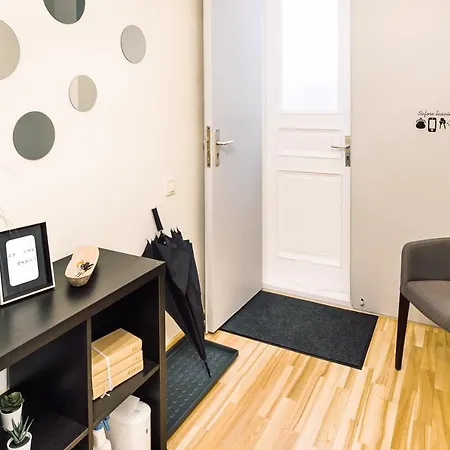 Elvis Apartment/11 Beds/6 Bedrooms/riga Old Town *