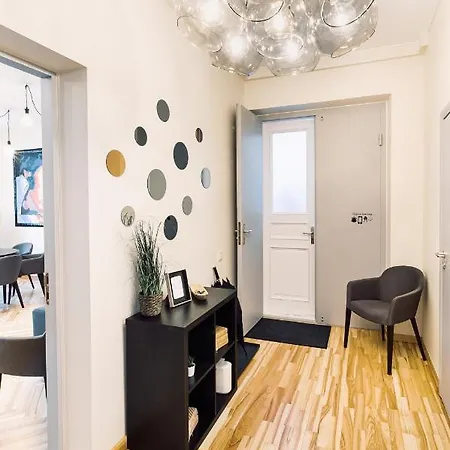 Elvis Apartment/11 Beds/6 Bedrooms/riga Old Town Lägenhet Riga
