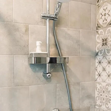 Elvis Apartment/11 Beds/6 Bedrooms/riga Old Town Lägenhet *