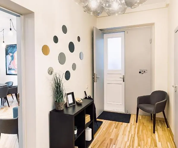 Elvis Apartment/11 Beds/6 Bedrooms/riga Old Town Apartment Riga